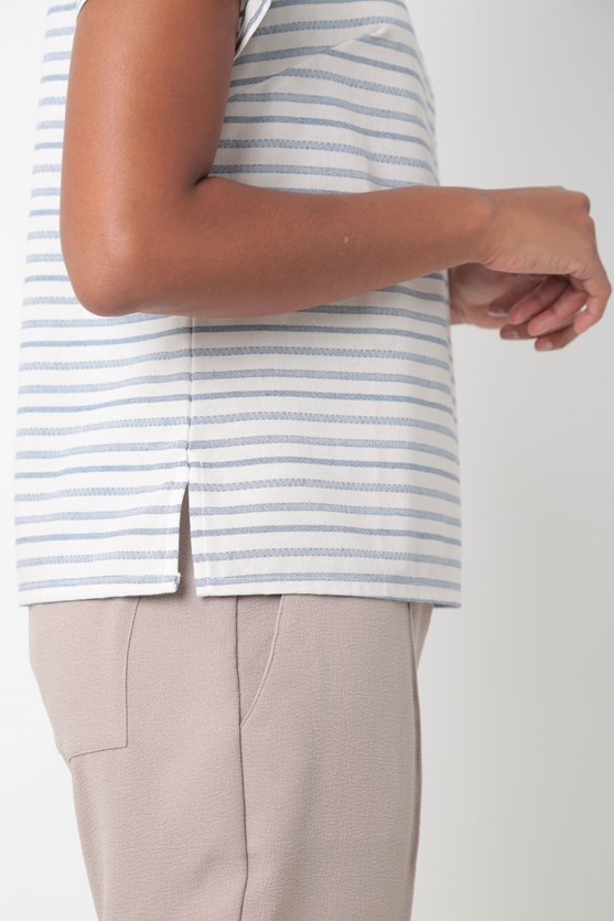 Blusa decote v listrada abertura lateral off white