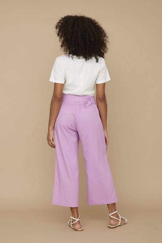 Calça cropped com faixa lilás