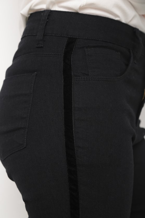 Calça jeans black reta detalhe veludo black