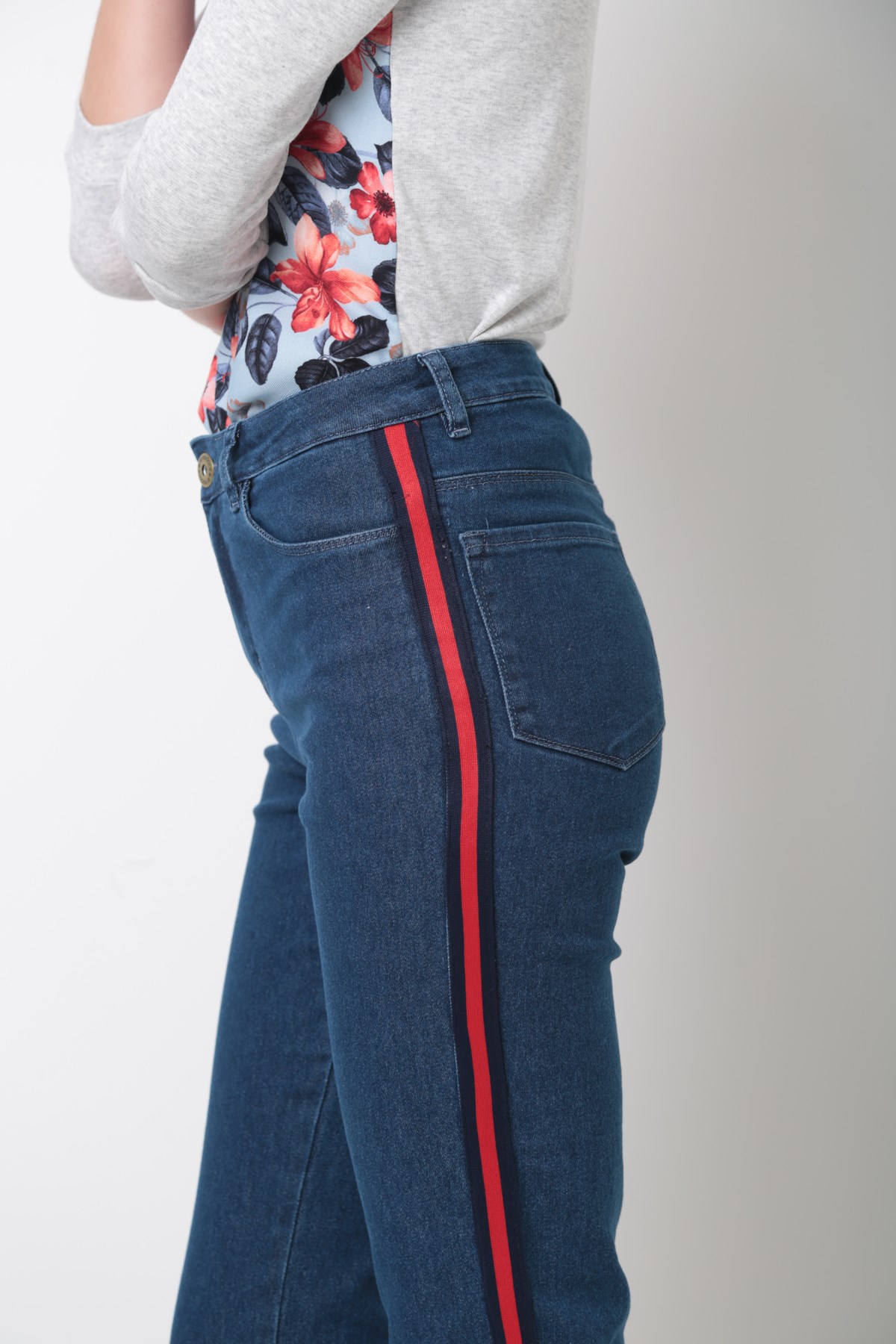 calça jeans flare com listra lateral