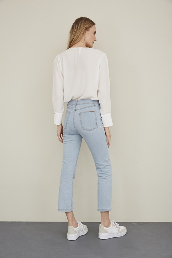 Calça jeans cropped delavê clara