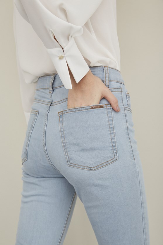 Calça jeans cropped delavê clara