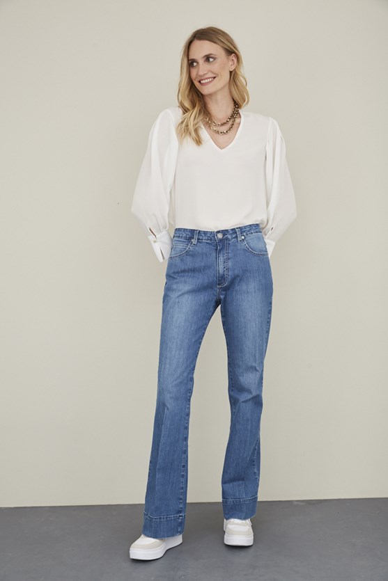 Calça jeans flare barra larga média