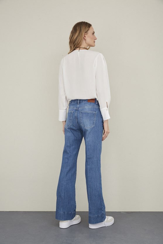 Calça jeans flare barra larga média