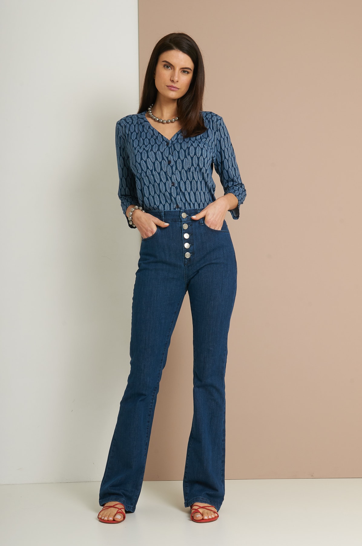 Calça jeans flare com hot sale botões