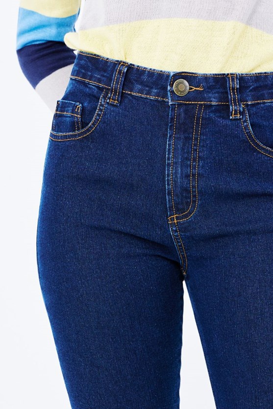 Calça jeans reta contraste linha escura