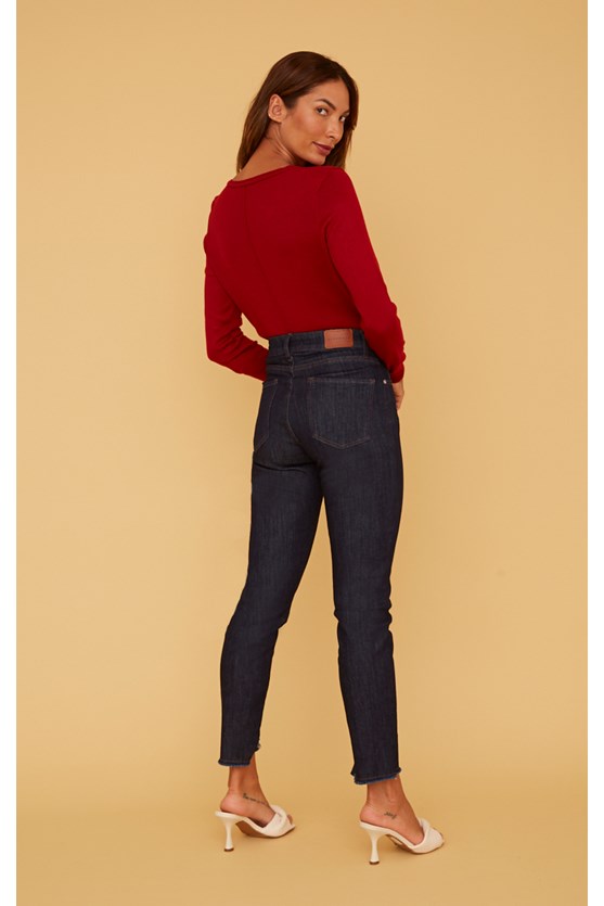 Calça jeans slim barra desfiada escura
