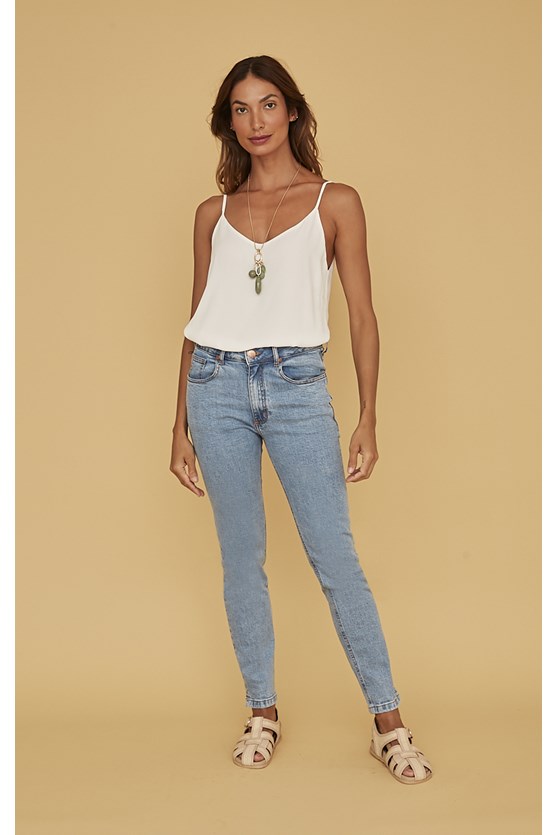 Calça jeans slim fenda lateral clara