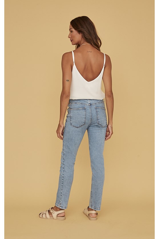 Calça jeans slim fenda lateral clara