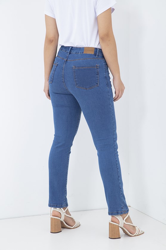 Calça jeans slim fenda na barra média