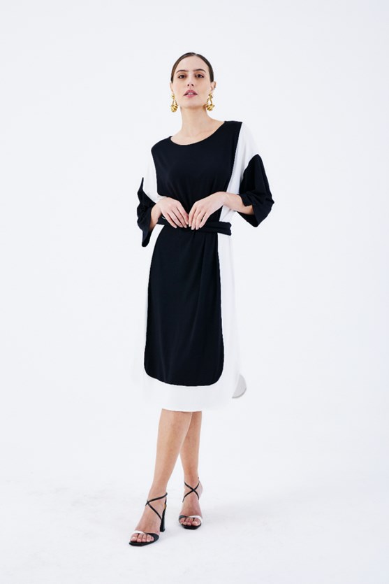 Vestido bicolor detalhe lateral preto